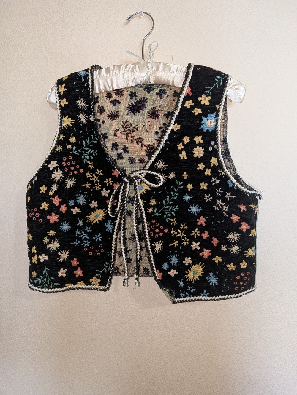 Amazon Black Floral Knit Tie-Front Crop Vest